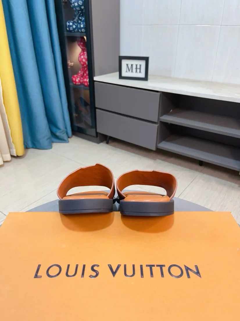 Men's shoes 💰300🌸🌸LV Ordinary men's spring and summer slippers, uppers imported from Italy, cowhide fabric, logo graphics, high-quality craftsmanship, soles: original soles specially provided by the original factory, exclusive movable molded soles super comfortable, original factory single goods, 🔍🔍high quality, you can enter and exit the counter at will, welcome to compare, size 38-45